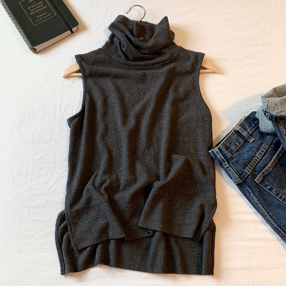 H&M | Grey Sleeveless Turtle Neck